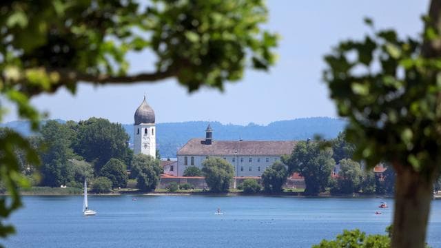 Schreckmoment in Oberbayern: Rauch auf Chiemsee-Schiff - Fahrgäste müssen von Bord