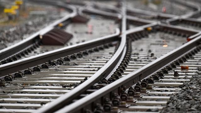 Bahnverkehr: Lebensgefahr: Mann fährt außen an Zug mit