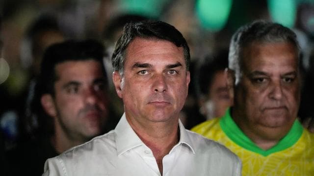 Brasilien: Flávio Bolsonaro verlässt anscheinend trotz Ausreiseverbot das Land