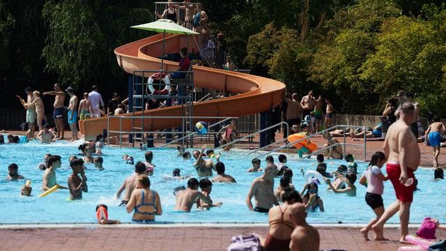 Sommerferien in der Stadt: Kostenloses Sportprogramm in Berliner Freibädern startet