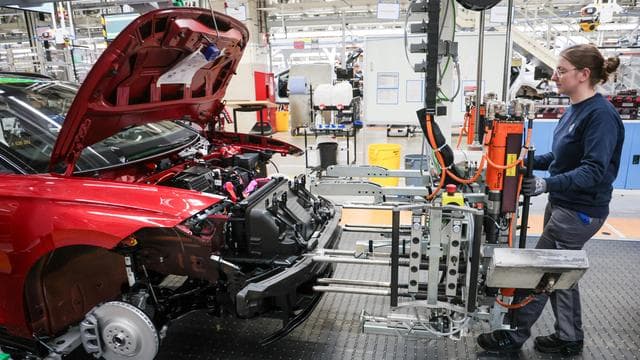 ifo-Beschäftigungsbarometer: Unternehmen wollen laut ifo-Institut etwas weniger Stellen streichen