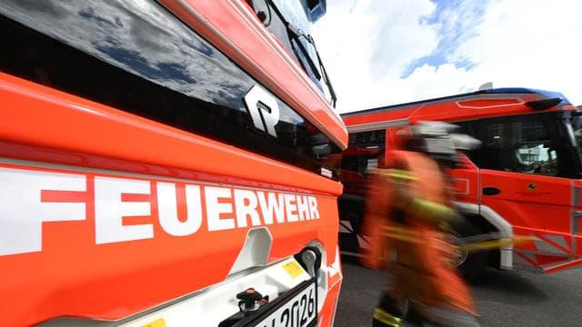 Feuerwehreinsatz: Frau bei Wohnungsbrand verletzt – Haus evakuiert
