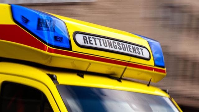 Schwerer Unfall: Linienbus übersehen: 19-Jähriger nach Unfall in Lebensgefahr