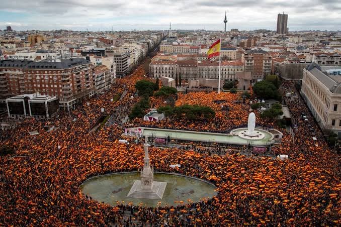Spanien, Demonstrationen in Hunderten von Städten für Ceuta: Spannungen und Proteste gegen die Regierung Sánchez
