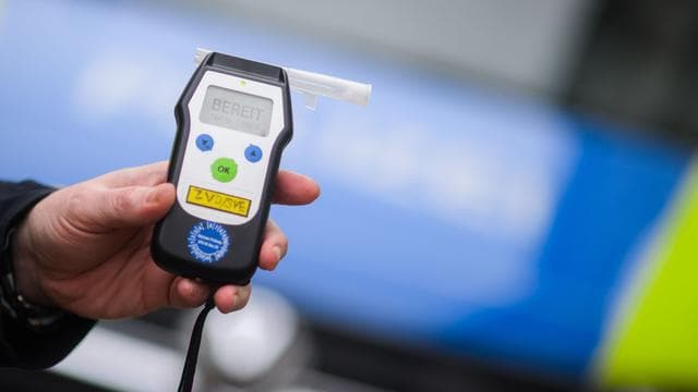 Betrunkener Autofahrer: Mann fährt mit mehr als drei Promille gegen Mauer