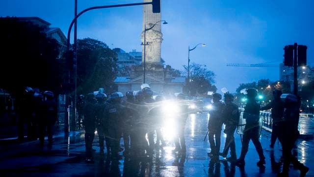 Proteste in Frankreich: Frankreichs Regierung hält wegen Protesten an Ausgangssperren fest