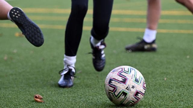 Kurioser Polizeieinsatz: Kinderfußball ärgert Nachbarin - Polizei rückt an