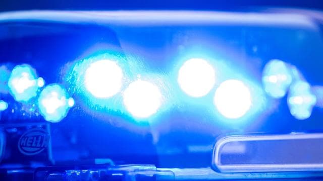 Schwere Verletzungen: Auto prallt gegen Baum – Fahrer tödlich verletzt