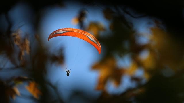Tödlicher Absturz: Gleitschirmflieger stürzt ab und stirbt