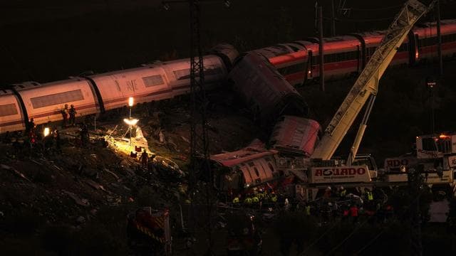 Bahnkatastrophe: Zugunglück in Spanien - Suche nach Opfern geht nachts weiter