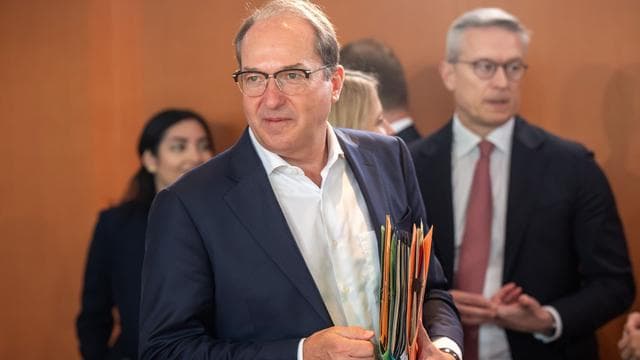 Migrationspolitik: Dobrindt: Wir werden Grenzkontrollen aufrechterhalten
