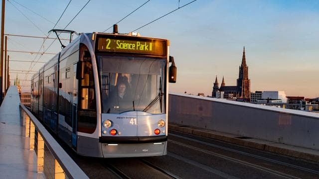 Schwerer Unfall: 14-Jährige in Ulm von Straßenbahn erfasst und verletzt
